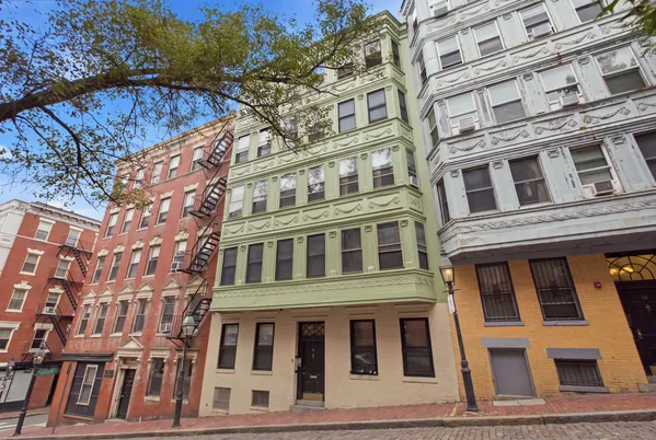 $3,200 | 32 Grove Street, Unit 8, Boston, MA 02114