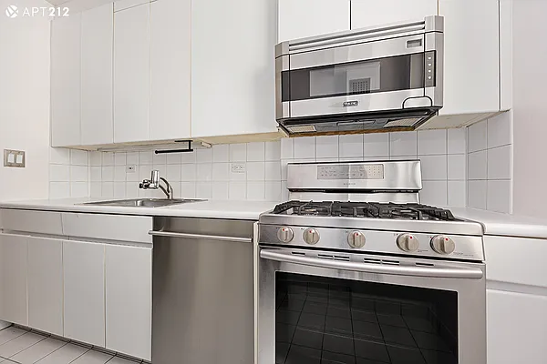 63 East 9th Street, Unit 7T Manhattan, NY 10003 - Photo 6 of 8