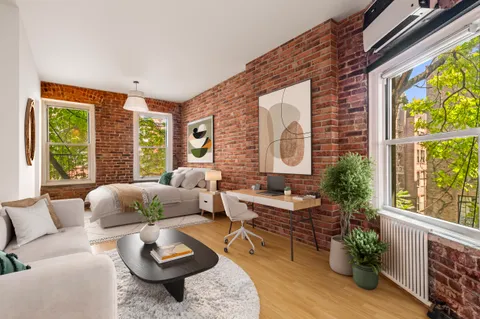 $750,000 | 77 Perry Street, Unit 3D | West Village