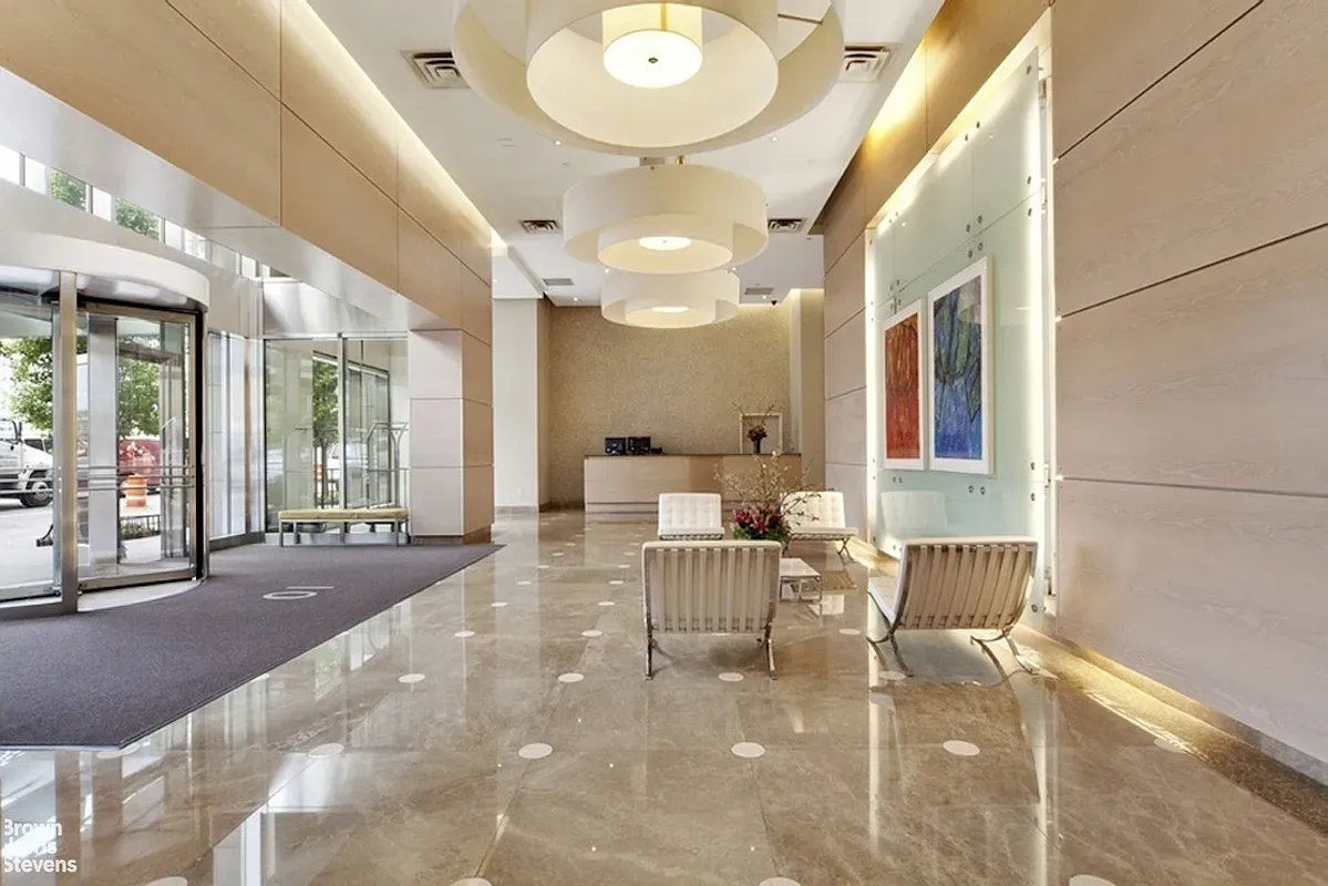 $899,000 | 10 West End Avenue, Unit 4/J | Upper West Side