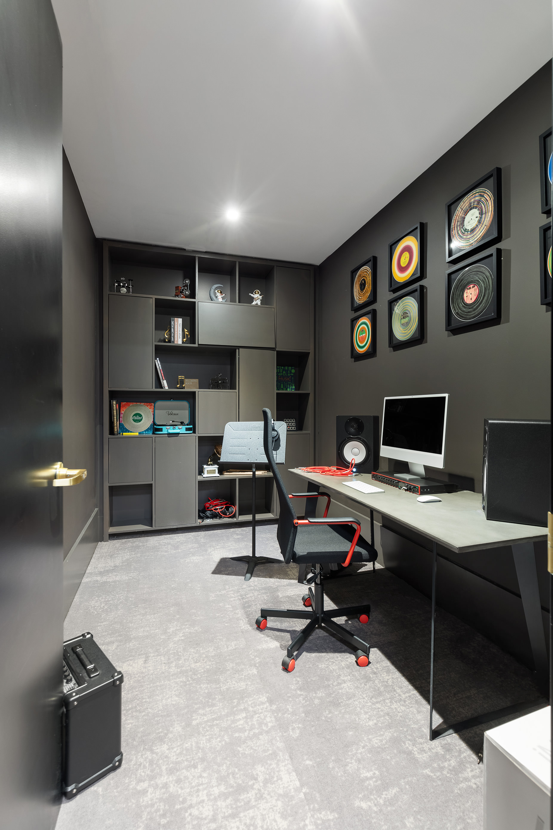 310 East 86th Street, Unit 4B Manhattan, NY 10028 - Photo 23 of 25 a workspace with furniture