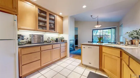 $695,000 | 1678 Creekview Court, Petaluma, CA 94954