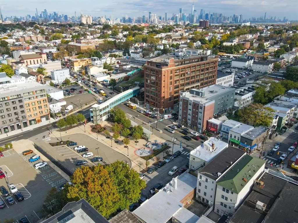 $2,700 | 305 West Side Avenue, Unit 204, Jersey City, NJ 07305