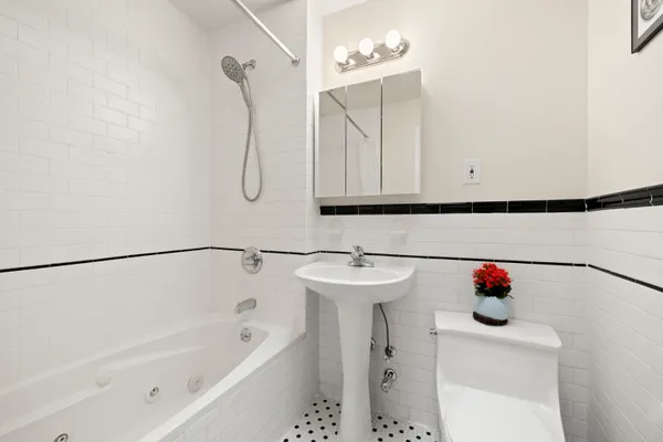 $950,000 | 370 St Nicholas Avenue, Unit PH5B | Central Harlem