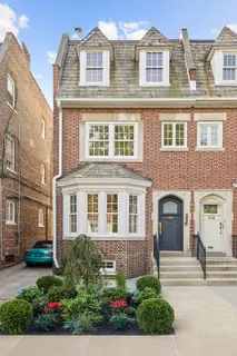 a view of a back yard