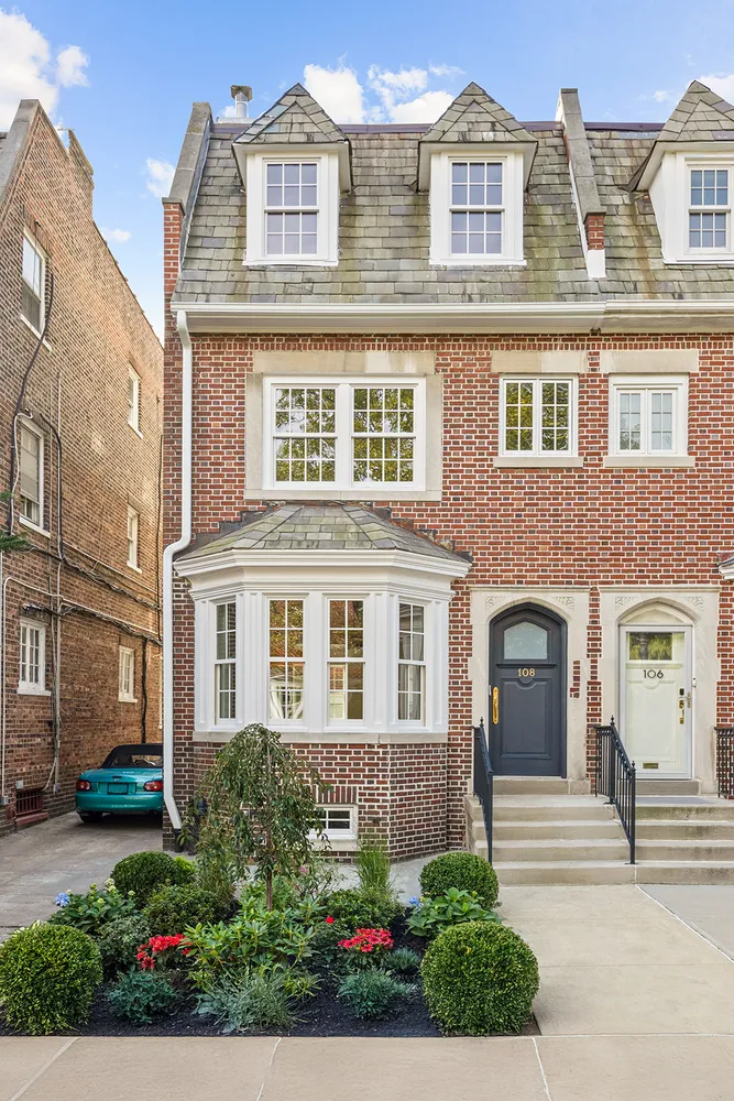 a view of a back yard