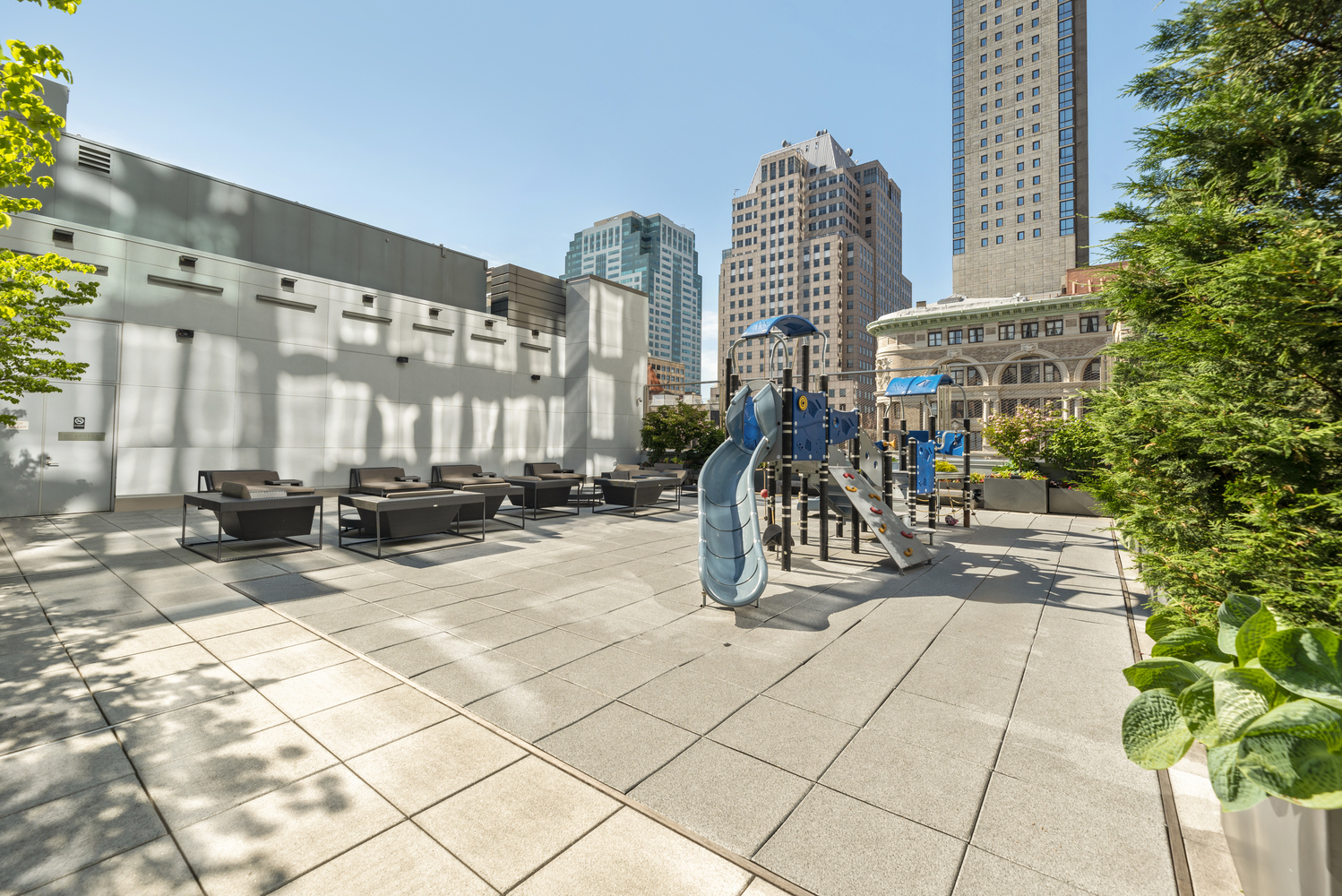 388 Bridge Street, Unit PH45AB Brooklyn, NY 11201 - Photo 29 of 36 a view of a chairs and tables in the patio