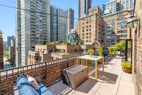 $865,000 | 324 East 41st Street, Unit 1103C | Murray Hill