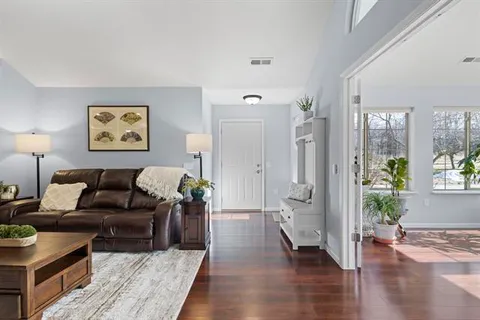 $525,000 | 10 Pond View Way, Fitchburg, WI 53711