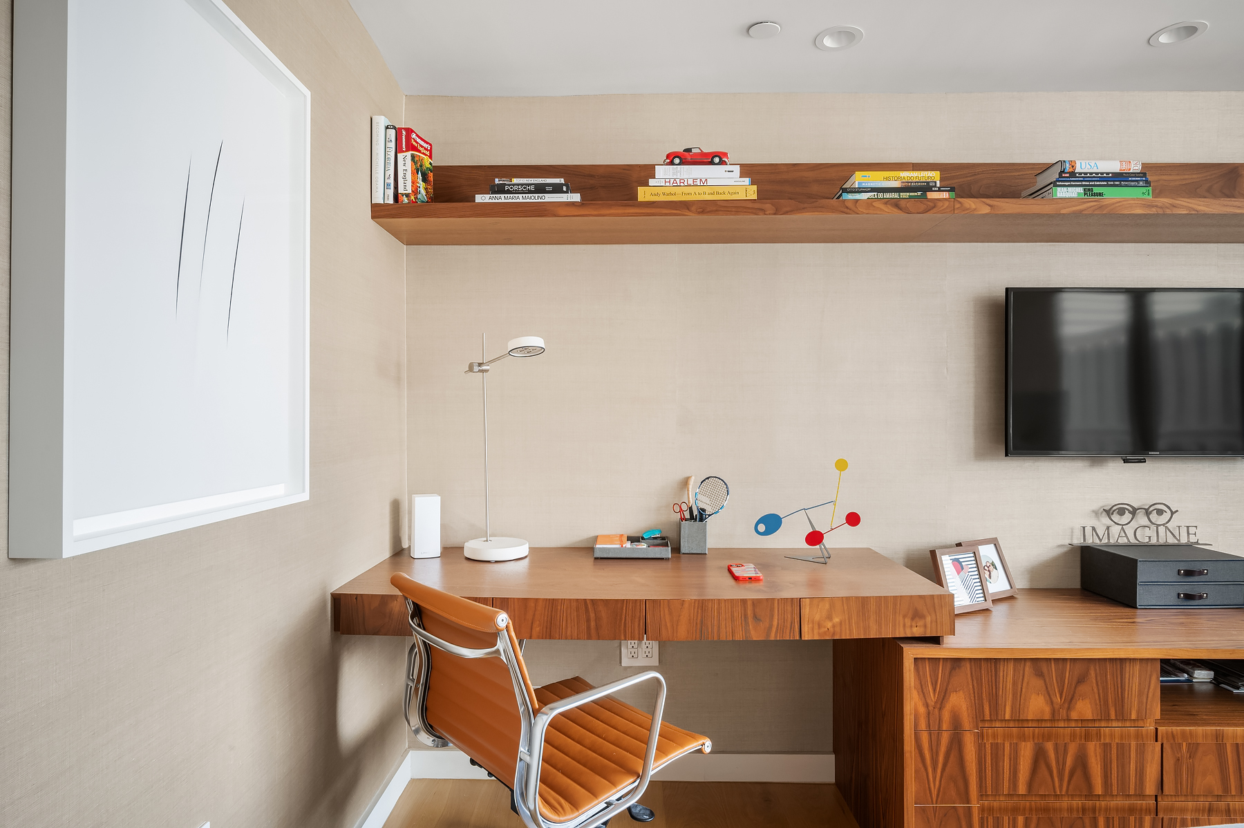 235 East 55th Street, Unit 44B Manhattan, NY 10022 - Photo 8 of 12 a room with a table and chairs