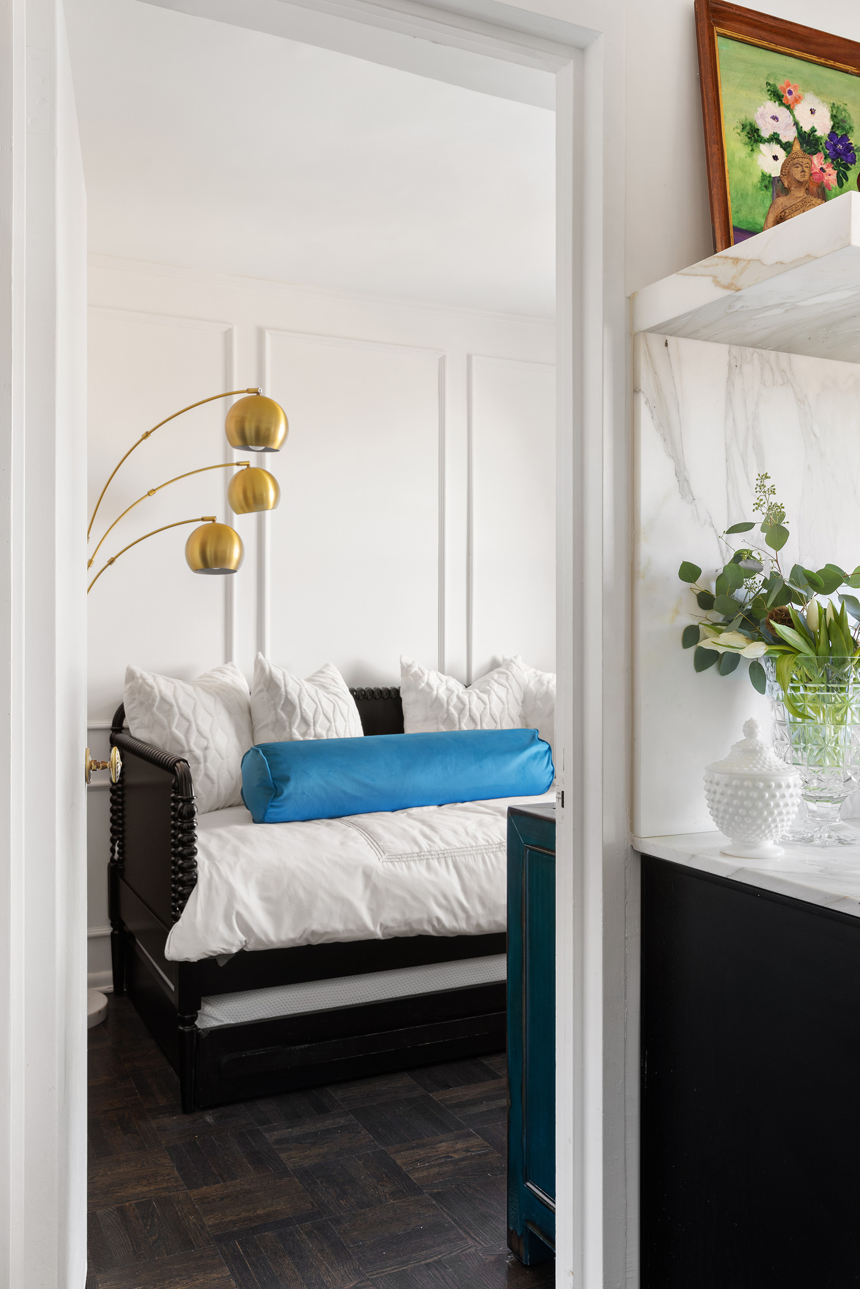 175 East 62nd Street, Unit PHA Manhattan, NY 10065 - Photo 7 of 18 a bedroom with a bed and a potted plant