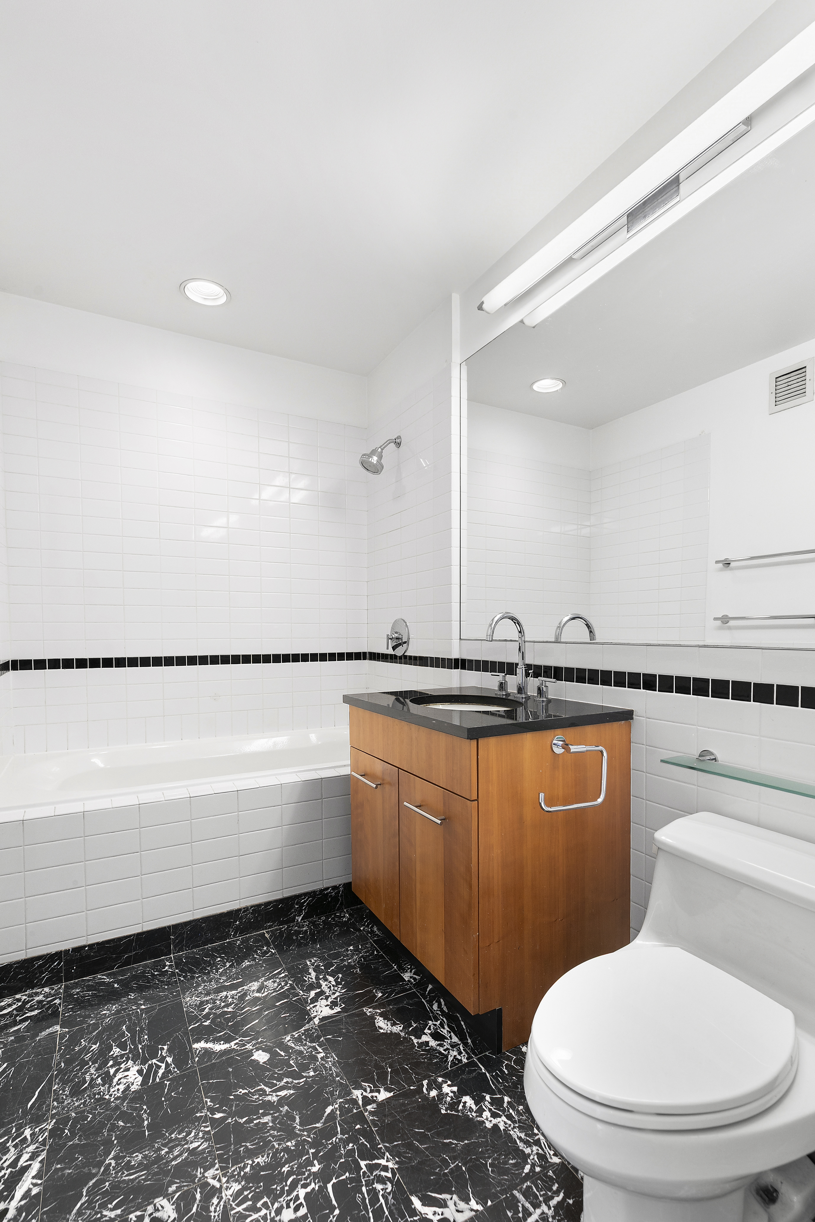 11 East 29th Street, Unit 44C Manhattan, NY 10016 - Photo 7 of 8 a bathroom with a toilet a sink and bathtub