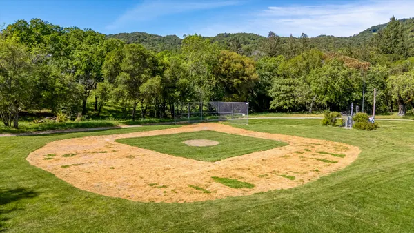 a view of a backyard