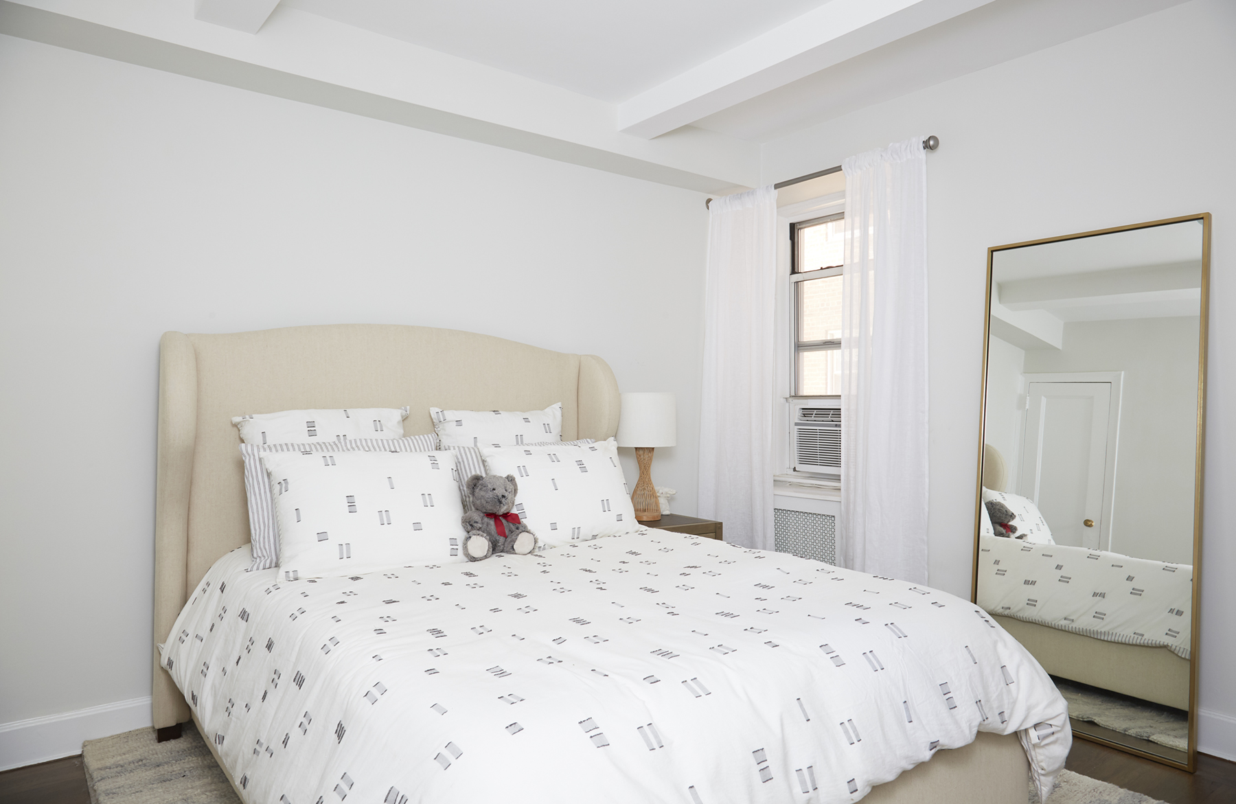 333 East 43rd Street, Unit 508 Manhattan, NY 10017 - Photo 5 of 8 a bedroom with a bed and a large mirror