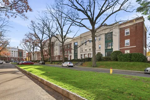 $875,000 | 10 Brooklands, Unit 1H, Bronxville, NY 10708