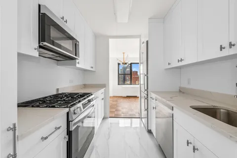 $1,050,000 | 360 East 72nd Street, Unit C2505 | Lenox Hill