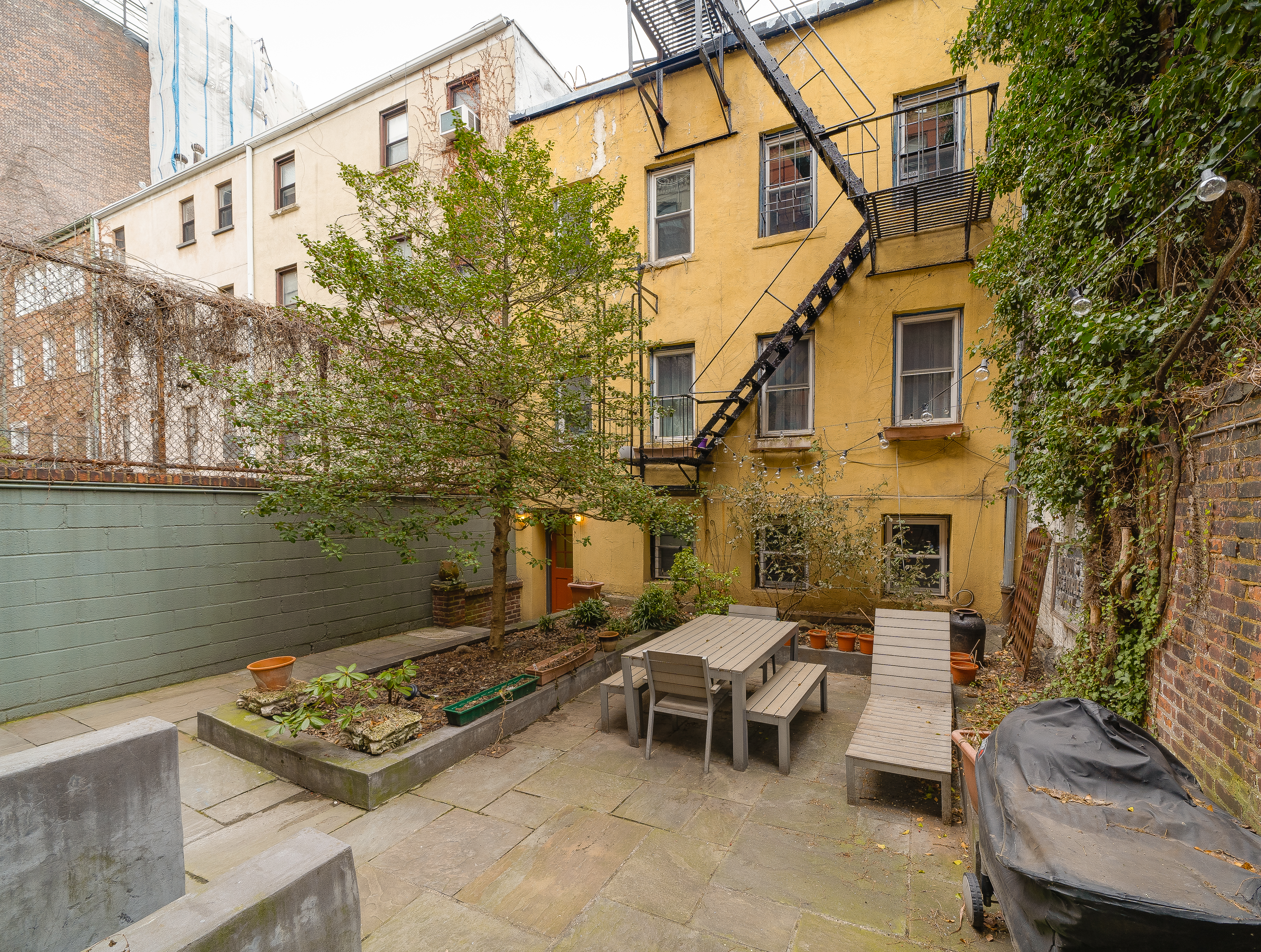 305 West 20th Street Manhattan, NY 10011 - Photo 2 of 9