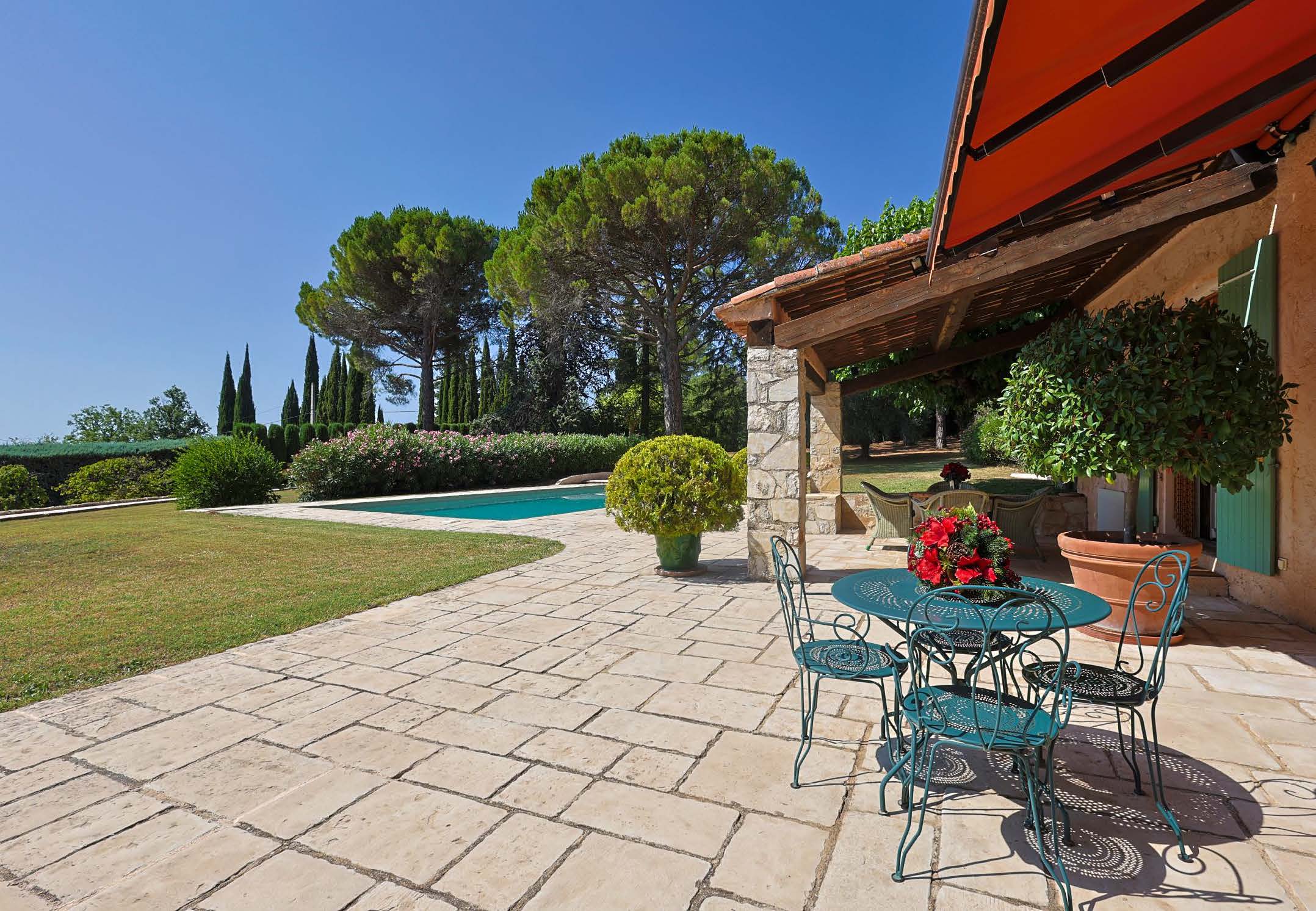 Le Vieux Moulin Provence-Alpes-Côte d’Azur, undefined 83630 - Photo 5 of 21 a lawn chairs sitting in patio with a yard