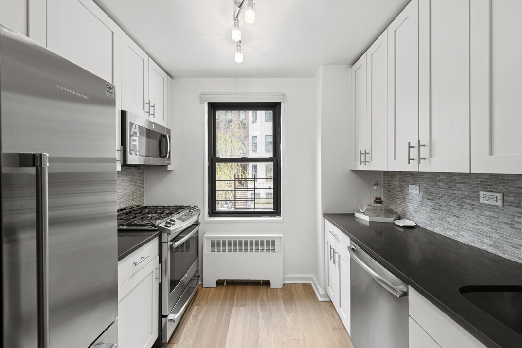 301 East 69th Street, Unit 2D Manhattan, NY 10021 - Photo 5 of 13