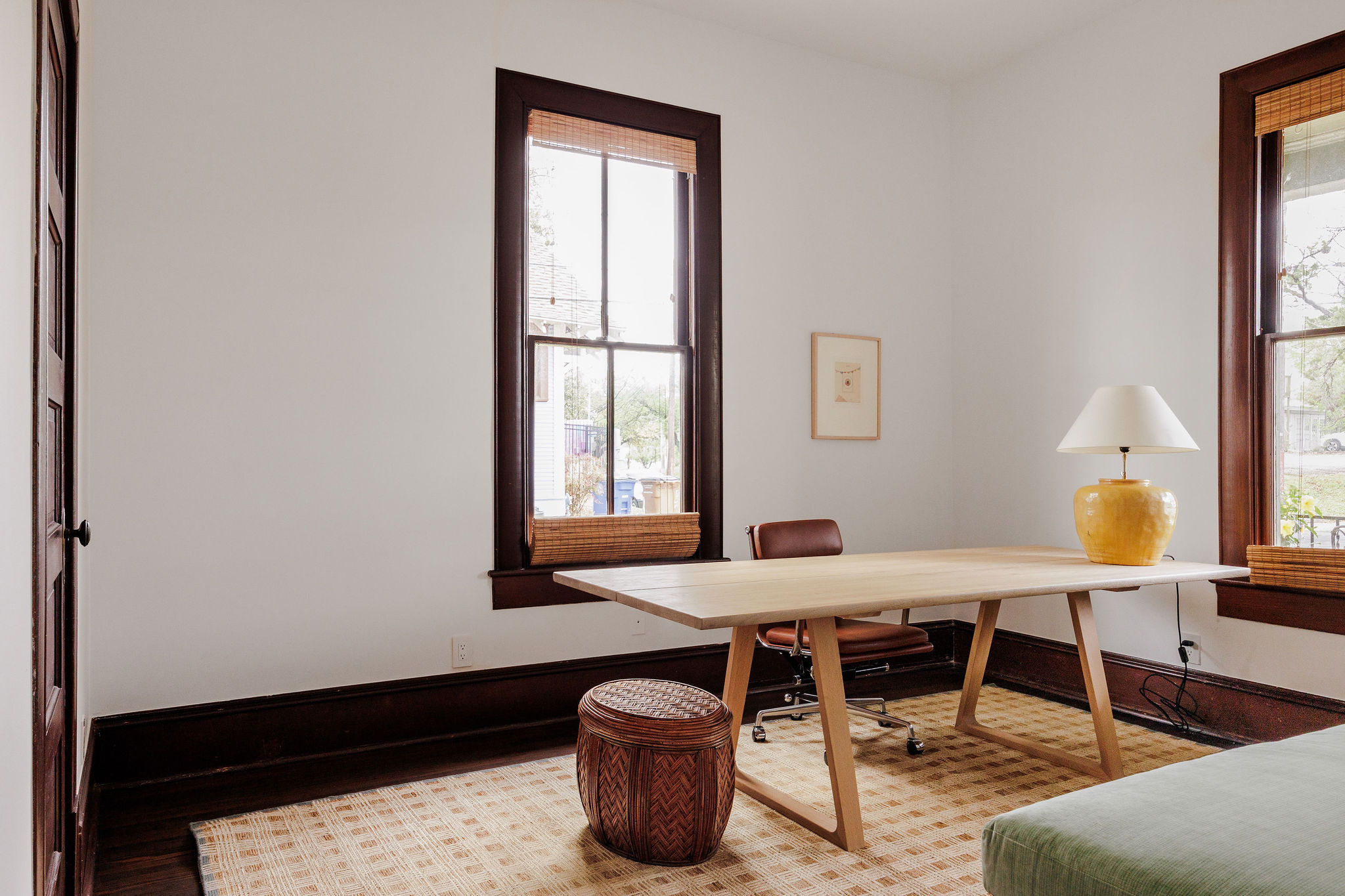 606 West 35th Street Austin, TX 78705 - Photo 32 of 37 a workspace with furniture and window