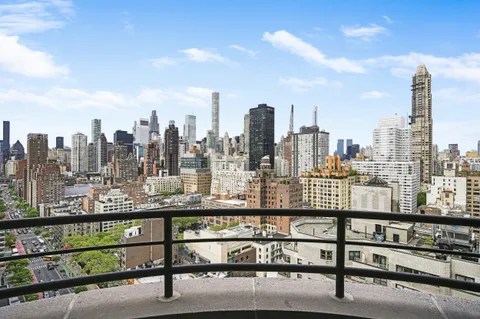 $1,750,000 | 400 East 70th Street, Unit 2402 | Lenox Hill