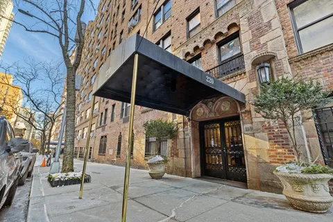 $999,000 | 220 East 73rd Street, Unit 12H | Lenox Hill