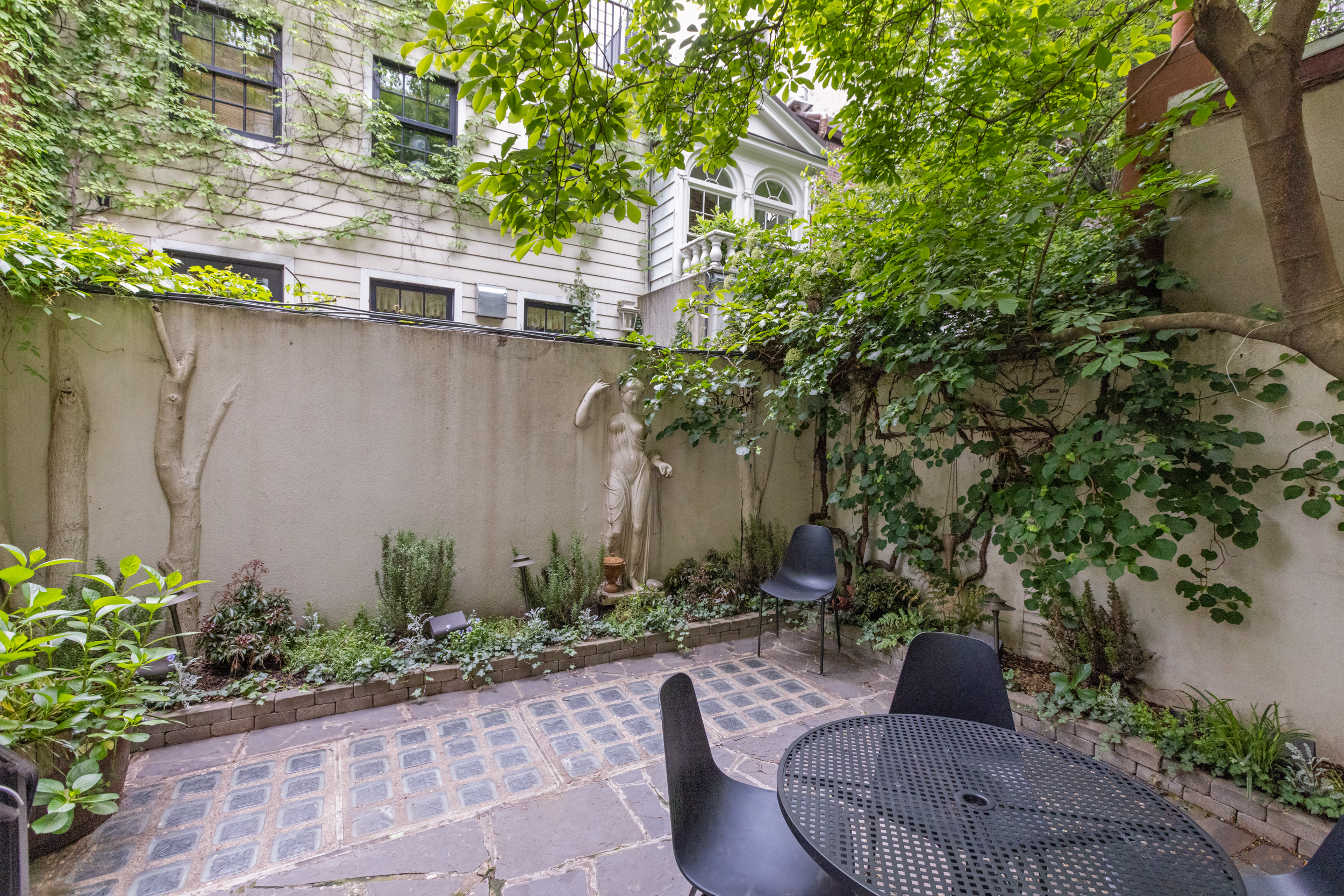 49 Barrow Street Manhattan, NY 10014 - Photo 11 of 25 a backyard of a house with lots of green space