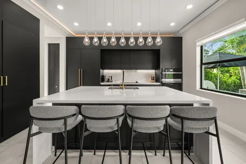 $1,395,000 | 15450 Northwest 88th Avenue, Miami Lakes, FL 33018