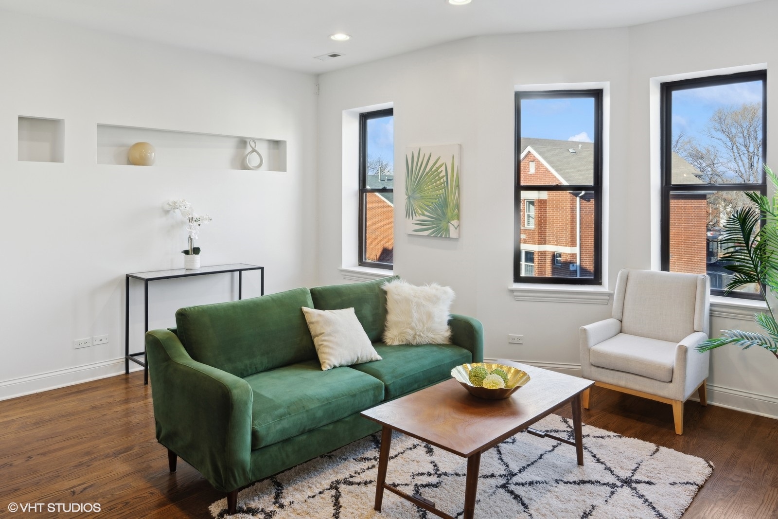 1227 East 46th Street, Unit 2E Chicago, IL 60653 - Photo 3 of 16 a living room with furniture and a window