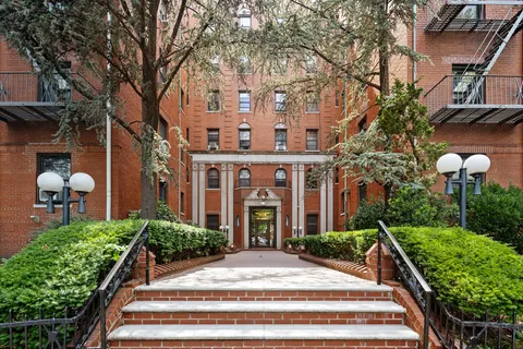 $359,000 | 300 Ocean Parkway, Unit 3P | Kensington