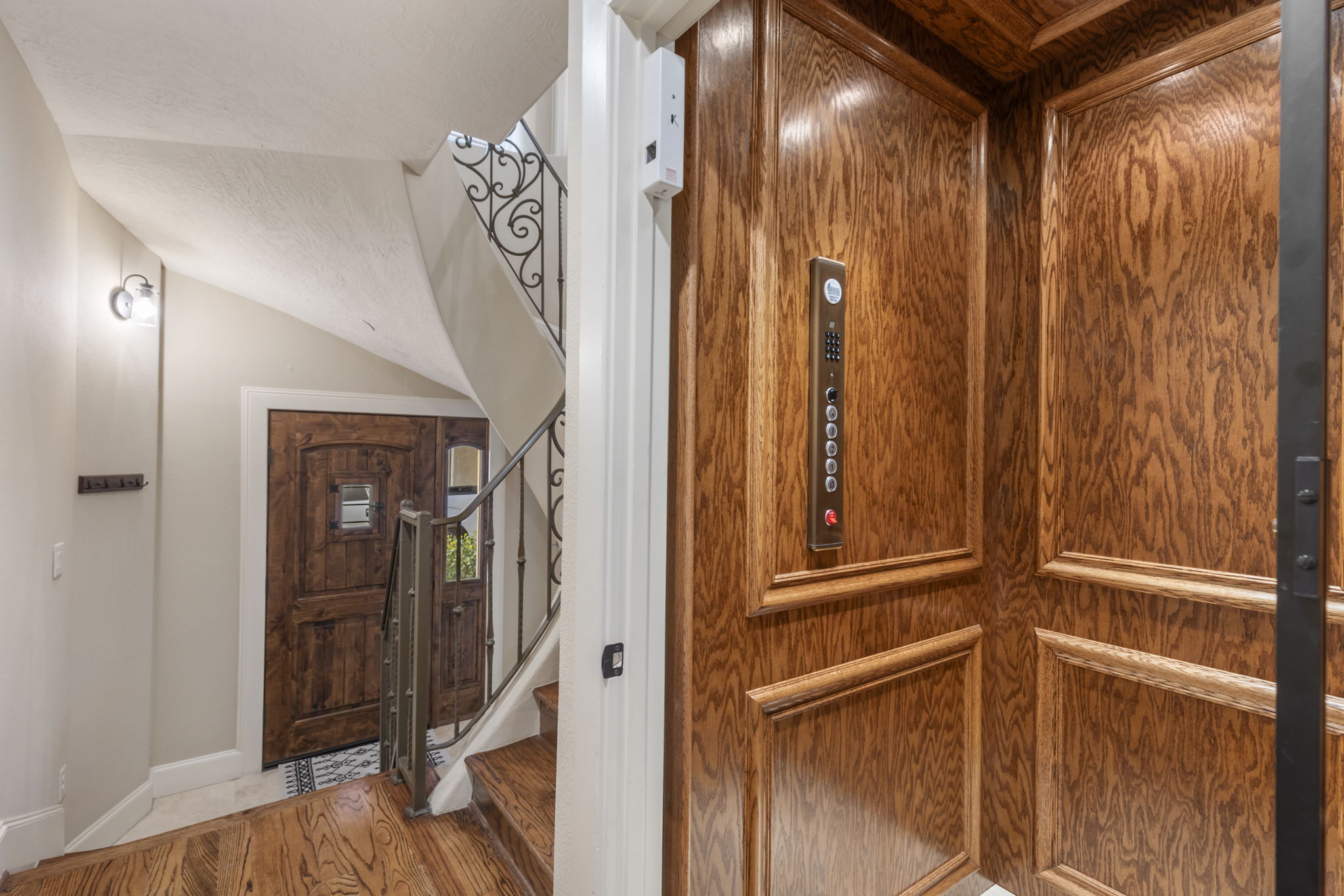 5407 Feagan Street Houston, TX 77007 - Photo 4 of 43 a view of an entryway