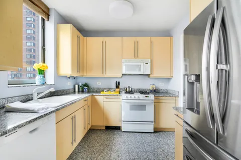 $2,290,000 | 2 Columbus Avenue, Unit 17C | Upper West Side