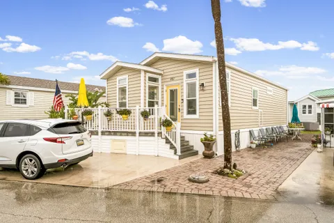 a view of a house with backyard space
