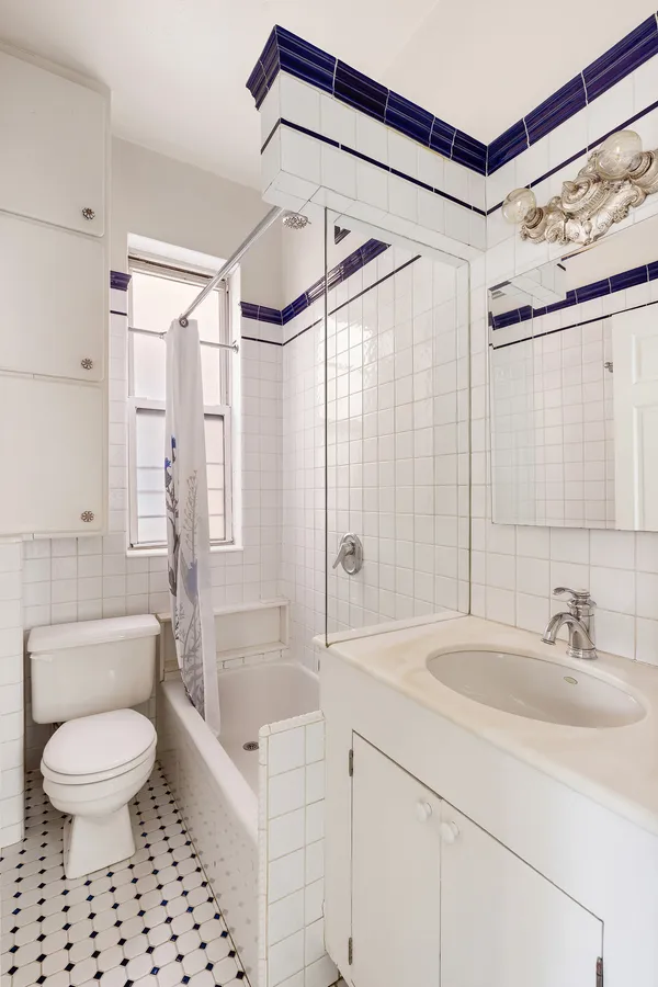 $1,080,000 | 327 West 11th Street, Unit 5R | West Village