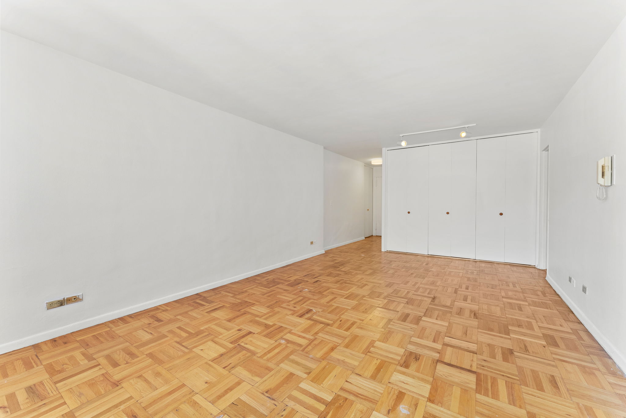 301 East 69th Street, Unit 14A Manhattan, NY 10021 - Photo 6 of 13