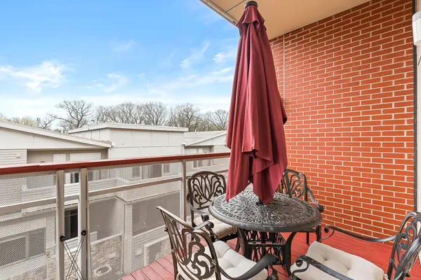$1,299,000 | 310 Hammond Pond Parkway, Unit 301, Chestnut Hill, MA 02467