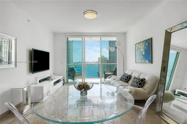 $5,900 | 31 Southeast 5th Street, Unit 3812, Miami, FL 33131