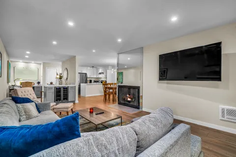 $650,000 | 11645 Montana Avenue, Unit 107, Los Angeles, CA 90049