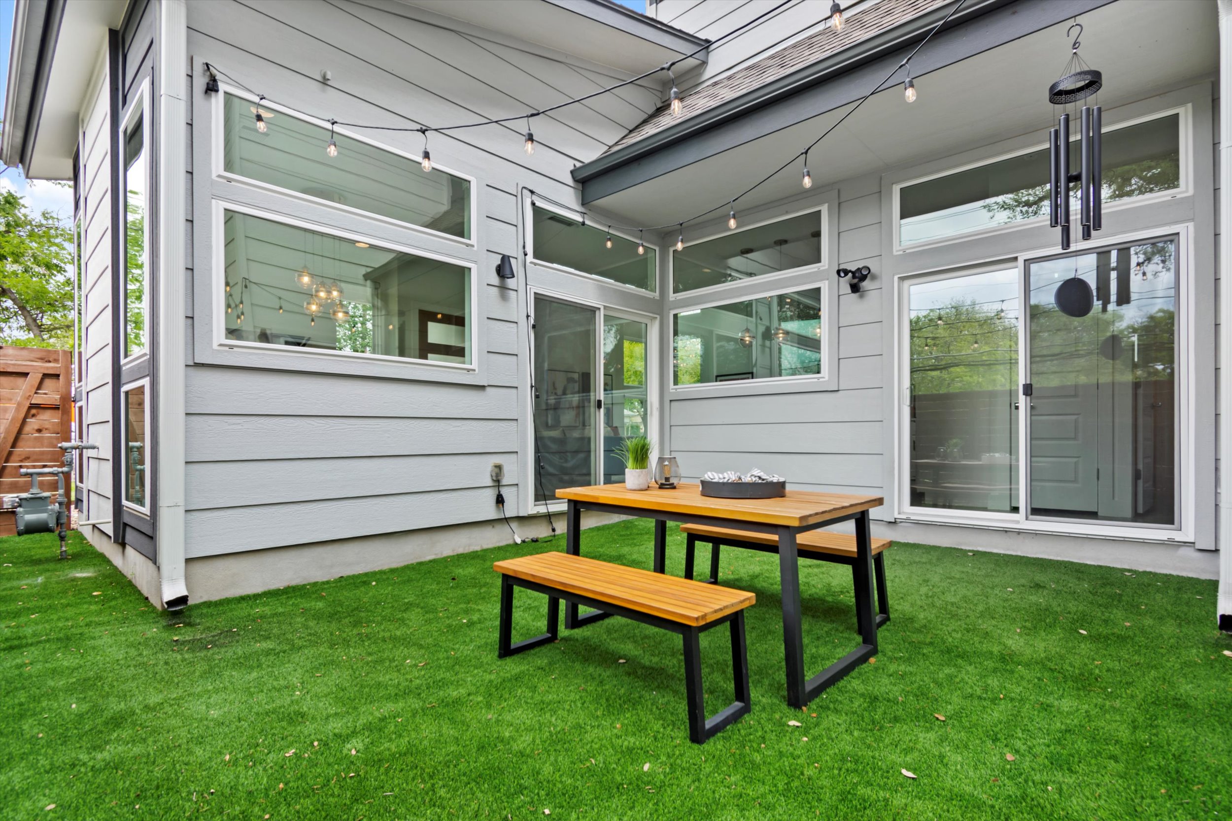 513 West Croslin Street, Unit A Austin, TX 78752 - Photo 27 of 39 a view of a bench in the backyard