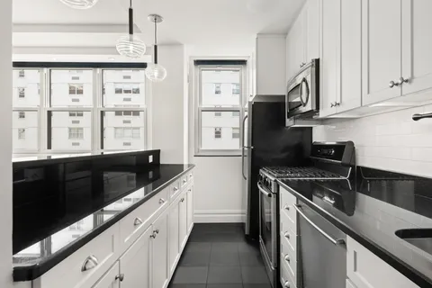 $1,250,000 | 63 East 9th Street, Unit 10L | Greenwich Village