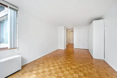 $3,690 | 350 West 50th Street, Unit 5M | Hell's Kitchen