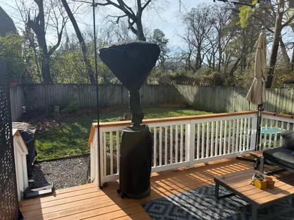 a view of a backyard