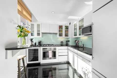 $1,900,000 | 60 East 55th Street, Unit 40B | Midtown East