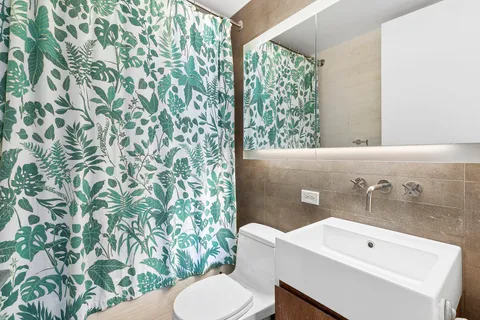 $1,650,000 | 515 East 72nd Street, Unit 23G | Lenox Hill