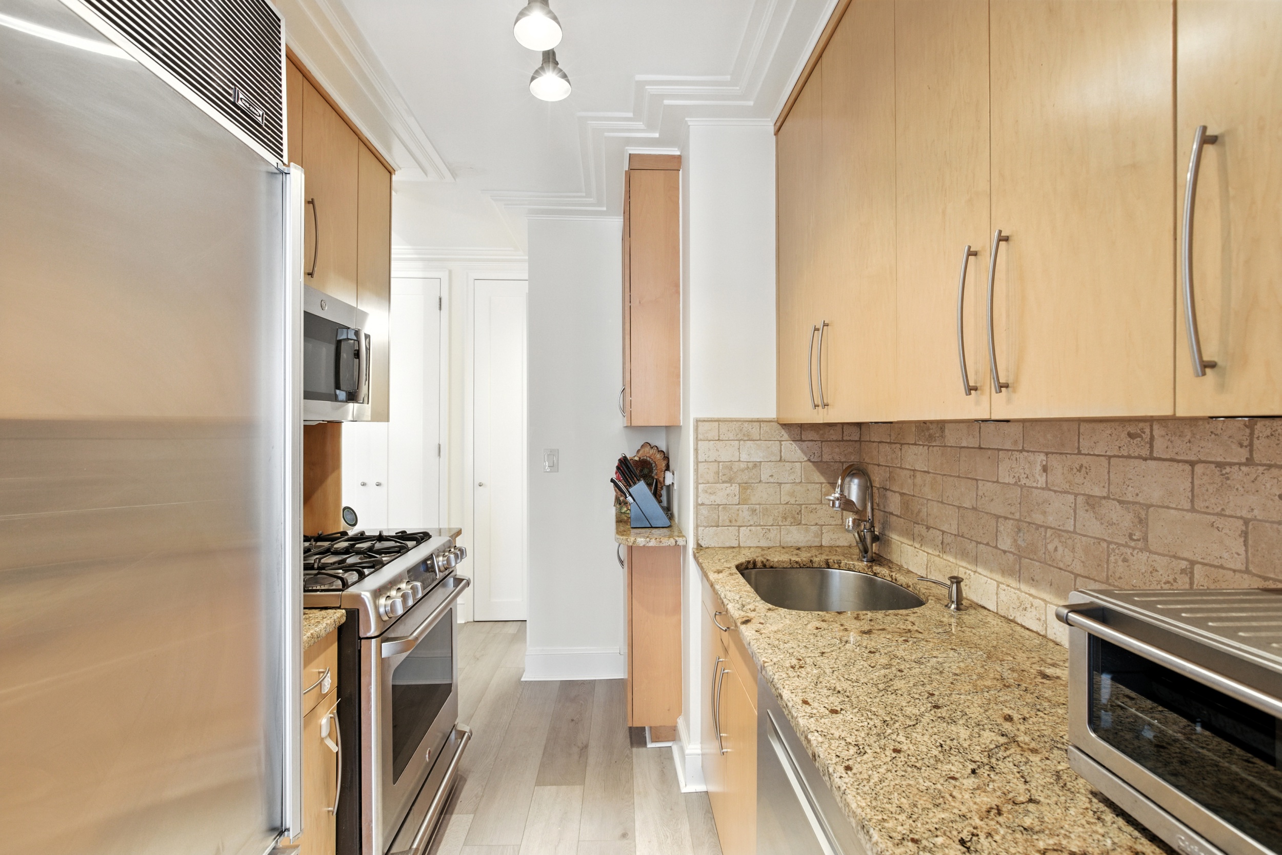 1725 York Avenue, Unit 33H Manhattan, NY 10128 - Photo 5 of 13