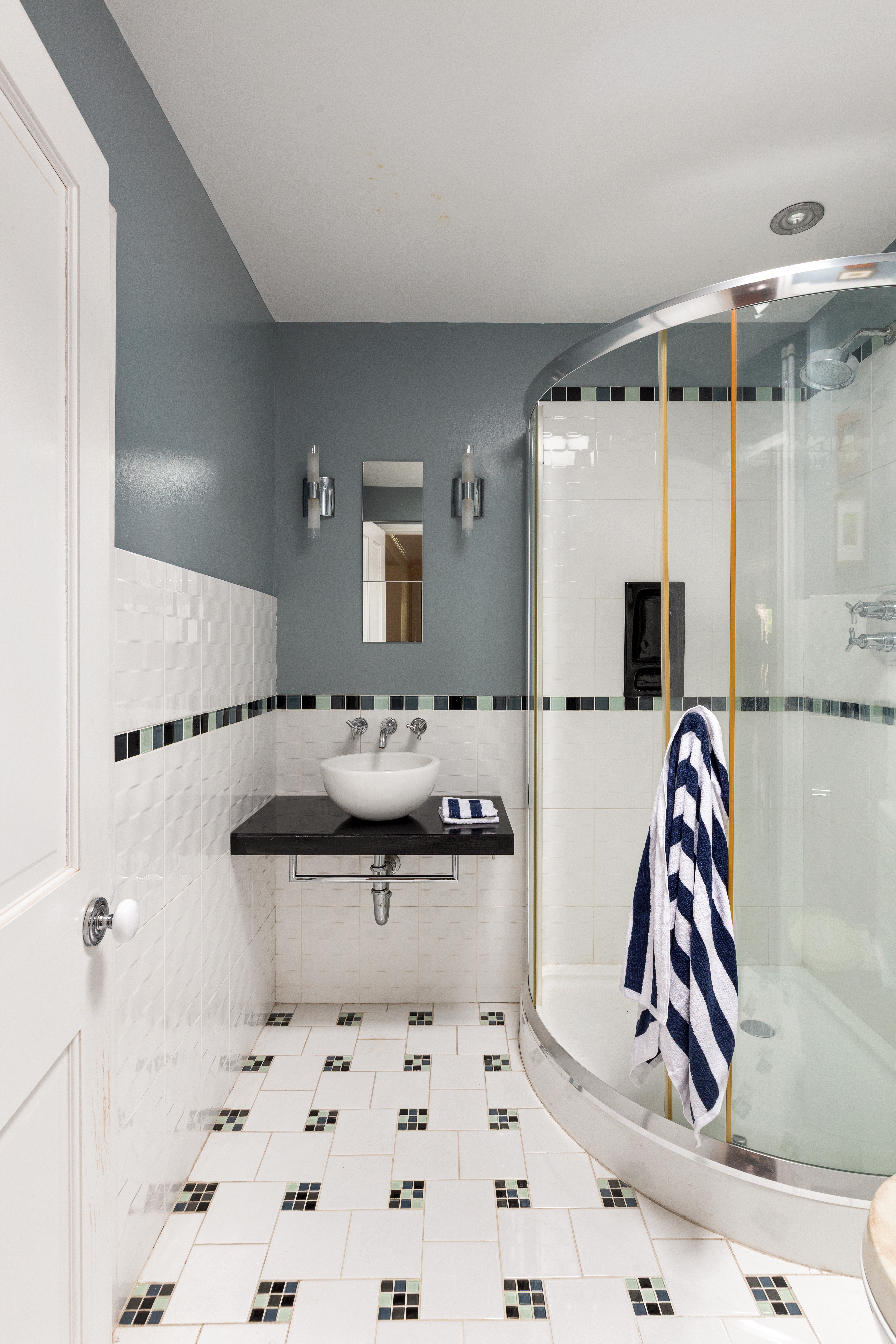 152 Dekalb Avenue Brooklyn, NY 11217 - Photo 17 of 27 a bathroom with a sink and a mirror