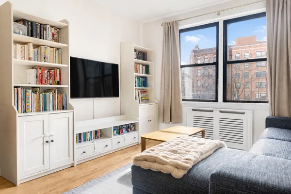 $799,000 | 160 West 85th Street, Unit 2J1 | Upper West Side