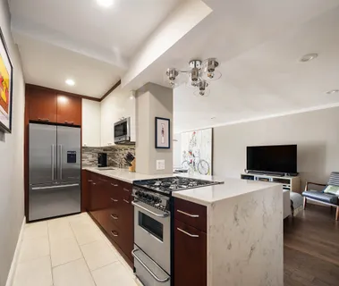 $835,000 | 233 East 70th Street, Unit 17T | Lenox Hill