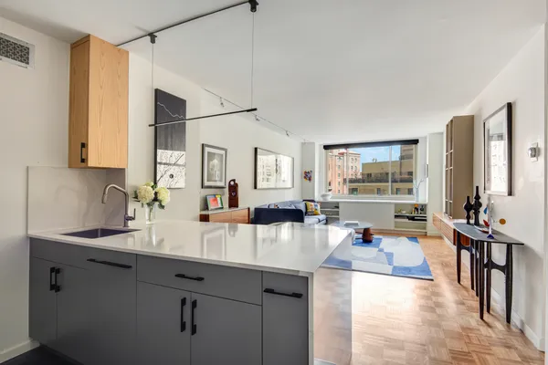 $1,295,000 | 30 West 63rd Street, Unit 11V | Upper West Side