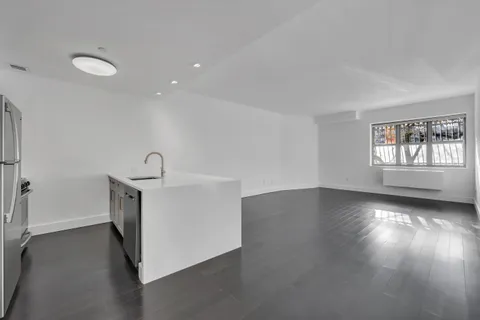 $925,000 | 516 West 47th Street, Unit S1B | Hell's Kitchen